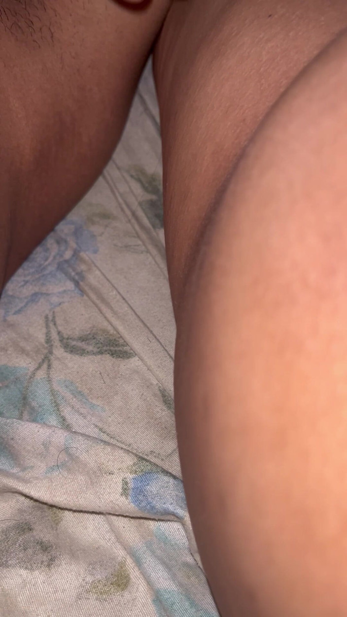 Jhonisin1: Malaia meia-irmã compartilha cama