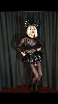 Kara Fetishdoll w błyszczącym czarnym stroju fetyszowym