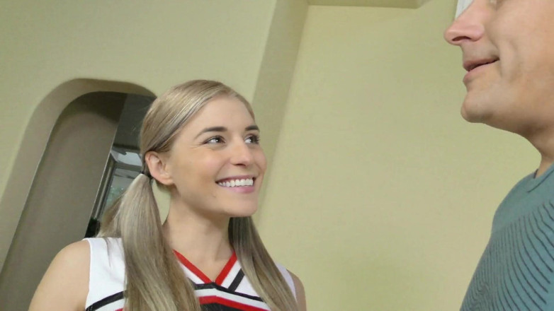 Perv Milfs n Teens: Nikki Peach omhelst het bed terwijl deze dekhengst haar poesje...