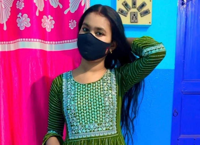 Analupdate: デジインドのかわいいティーンが舞台裏でクソする前に全身に放尿し、音声ベンガル語で洗う