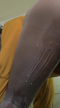 Des orgasmes non-stop sous la douche du bureau de mon patron et il me regarde squirter dans des collants