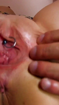 La cougar est une salope aux gros seins fermes et à la chatte rasée qui hurle de plaisir en baisant