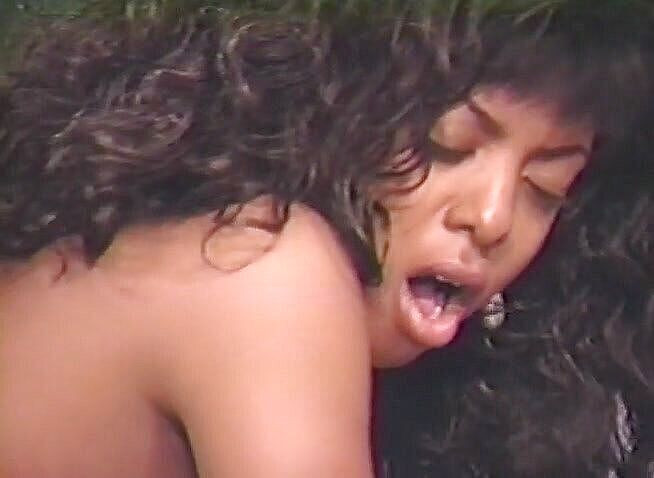 Black Jass: O gagică fantastică negresă suge pula și călărește o pulă neagră