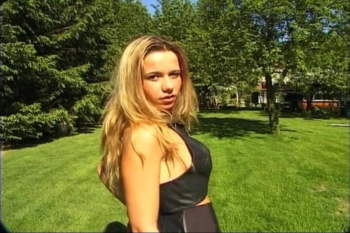 German's Fetish: शरारती जर्मन बेब पार्क के बीच में एक बड़े खिलौने के साथ खेल रही है