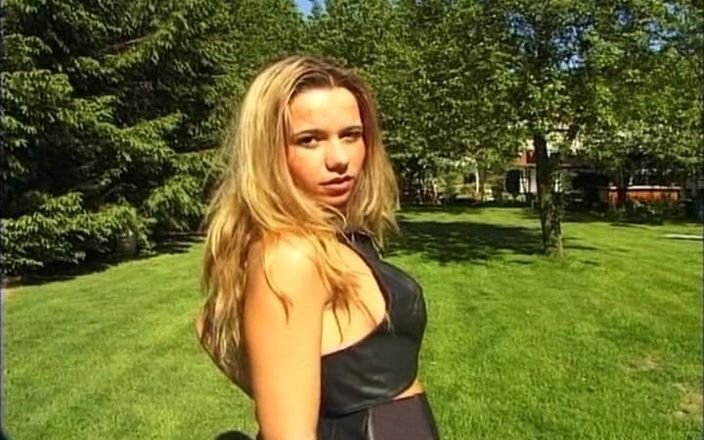 German's Fetish: Zlobivá německá holka si hraje s velkou hračkou uprostřed parku