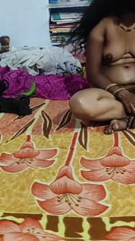 Indická vesnická sexy manželka šuká doma ve stylu cowgirl