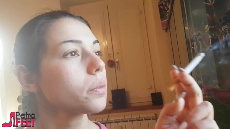Smokin Fetish: Video gadis italia yang menggoda lagi asik merokok