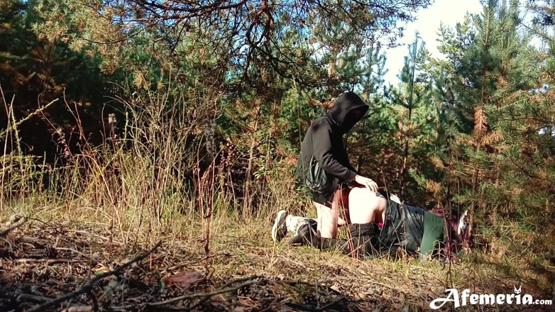 Afemeria: Iubită suge senzual pula și se fute pe la spate în pădure