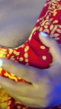 Desi těhotná dáma prsa show tření kundičky nahá sexy zadek prsa show.