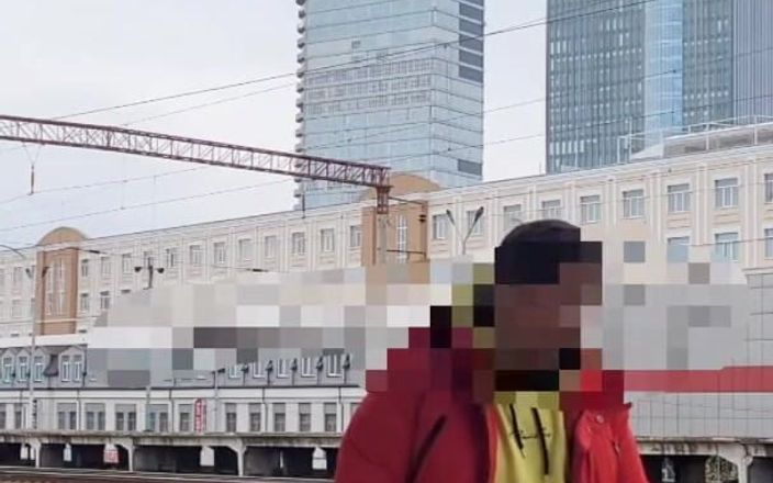 Wanker forever: बहुत गर्म जोखिम भरा सार्वजनिक मरोड़ना। रेलवे प्लेटफार्म पर मेरी हाथों से चुदाई