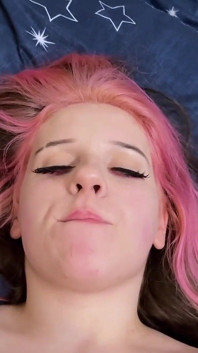 La mignonne tremble les jambes d’une bite sexy