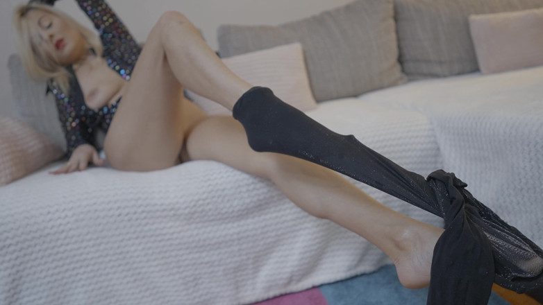 Jasmine RougeXXX: O mamă sexy blondă matură tachinează pula cu picioare în ciorapi...