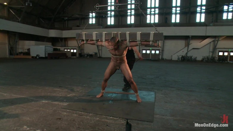 Men on Edge: Robert Axel - hetero gespierde god