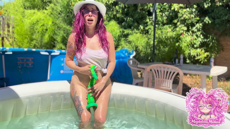 Magdalena Medusa: Camiseta mojada y tentáculos en el jacuzzi
