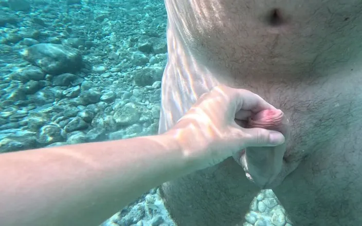 Emma Voyeur: Underwater Jerking and Cumshot