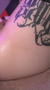 Chica trans gótica caliente se queda boquiabierta por un consolador masivo en la máquina de follar