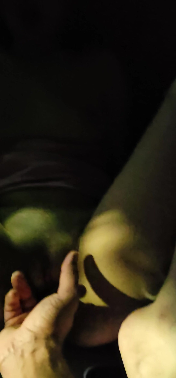 Foxybunnies: Zeița asiatică este cu degetul și jucată într-un taxi în mișcare