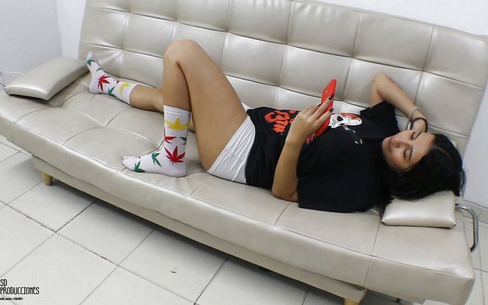 Vayolet: Qué delicioso me follo a la novia de mi hermanastro...
