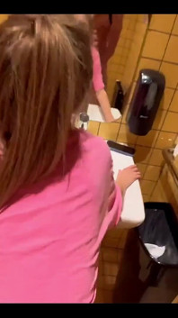Ha sedotto una ragazza e la ha scopata nel bagno di una discoteca