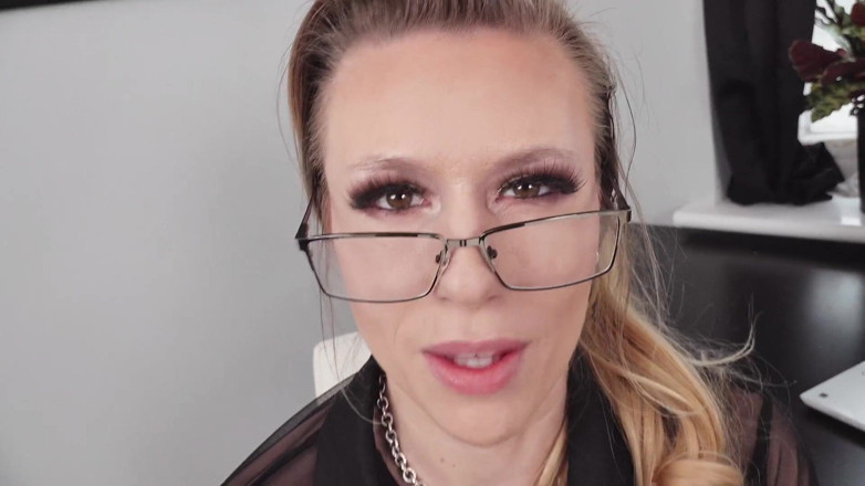 Michelle Moist: Une secrétaire de bureau excitée se masturbe au travail