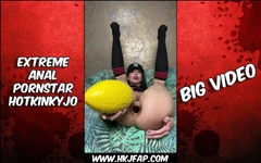 22.01.2022 Hotkinkyjo, joueuse sexy avec une énorme balle de rugby dans le cul, béance anale et prolapsus, grosse vidéo