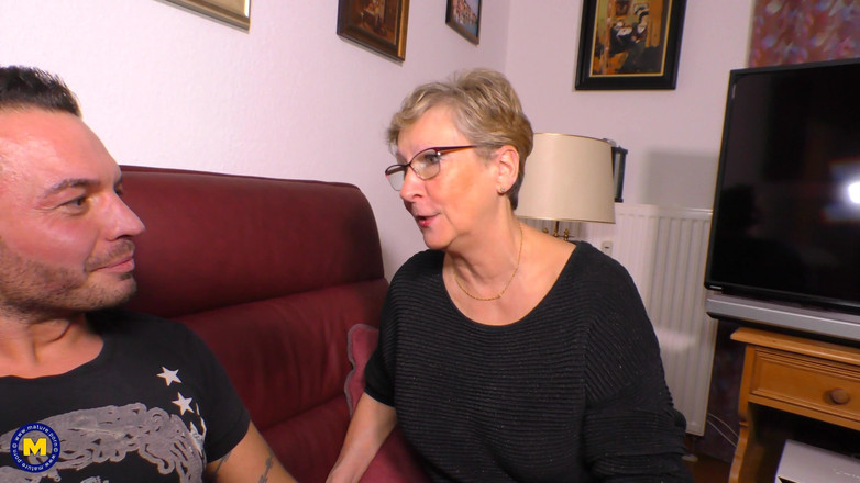 Mature NL: Tyska GILF som har sex med sin unga vän