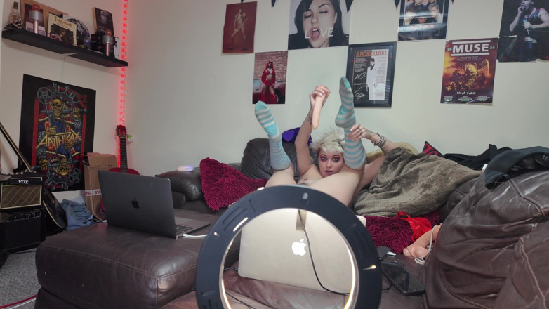Glitterqueen1999: Jättelika camgirl - och hennes lilla pizzapojke