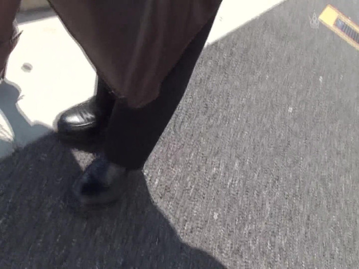 MBM3988: M577g03 Golpea a las dos personas en los bancos directamente...