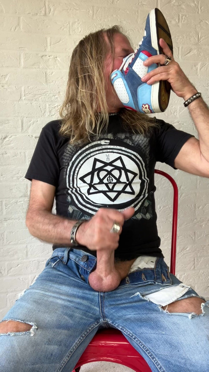 Longhairdude: Longhairdude дрочить і кінчає з тренерами Osiris, рвані джинси, футболка