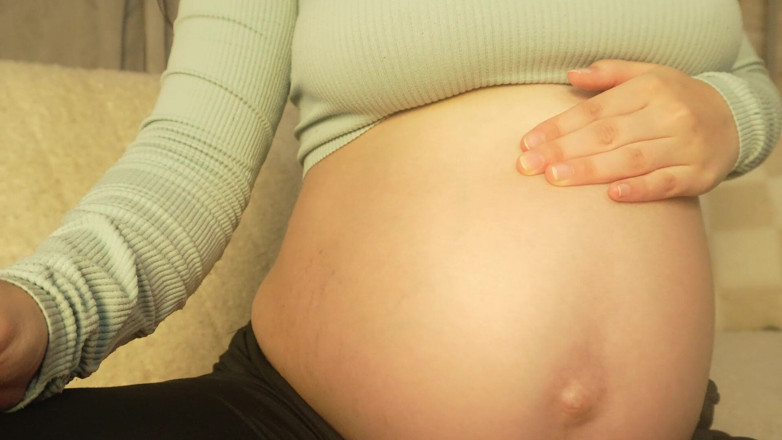 AmayaMori: My Pregnant Stepsister Is Mad at Her Tiny Stepsister, so...