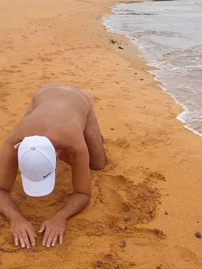 Ladysilvas: Ladysilva na praia nua mostrando sua bunda bronzeada quente com...