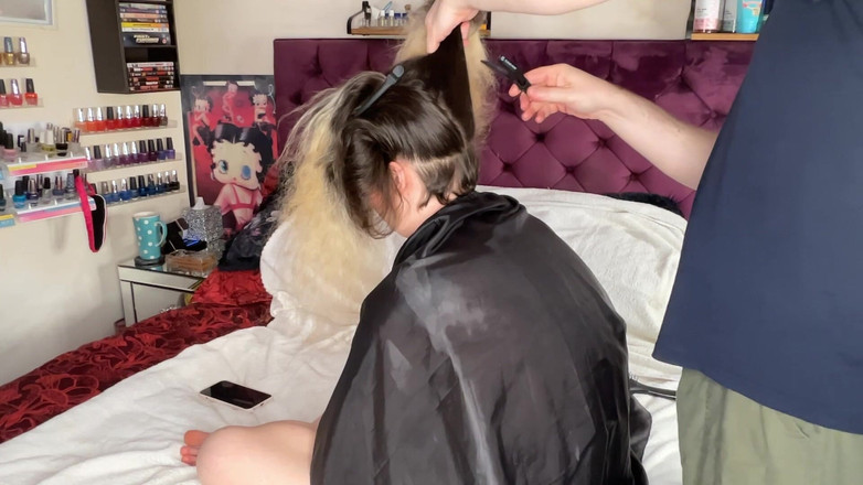 MissFFW: Ffw si fa aggiornare il suo Undercut con una rasatura...