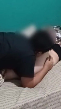 Morbosing la Puttana della mia sorellastra, lei mi chiede di darle un massaggio