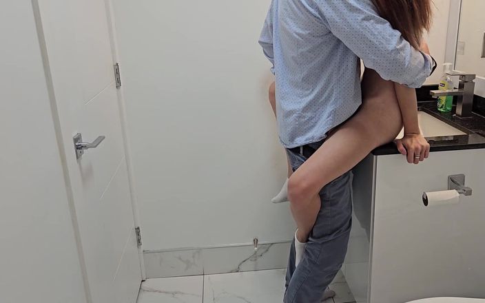 Ohseehere: Seks z 18-letnią dziewczyną w toalecie na imprezie