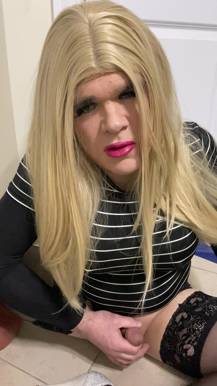 MadisonCD2025: 란제리와 스타킹을 입은 가짜 보지로 괴롭히는 섹시한 크로스드레서 트랜스 여성 2부