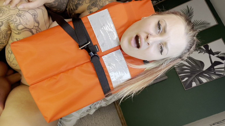 ChandlerKnight: Yaşam yeleği denemesi ve dildoya binme önden görünüm ve arkadan görünüm