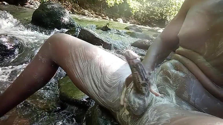 Sexyjayla254: 独自在户外自慰和射精黑色鸡巴