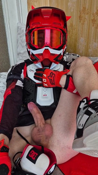 Nell'abbigliamento da motociclista, ha portato all'orgasmo