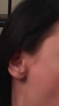 Dövmeli büyük memeli esmer orta yaşlı seksi kadın diliyle yarağa tapıyor