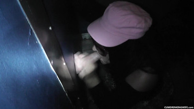 Cumdrinking Wife: Gloryhole gangbang con muchos extraños