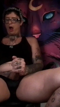 Nerdy transmeisje scrolt porno op het werk en trekt zich af