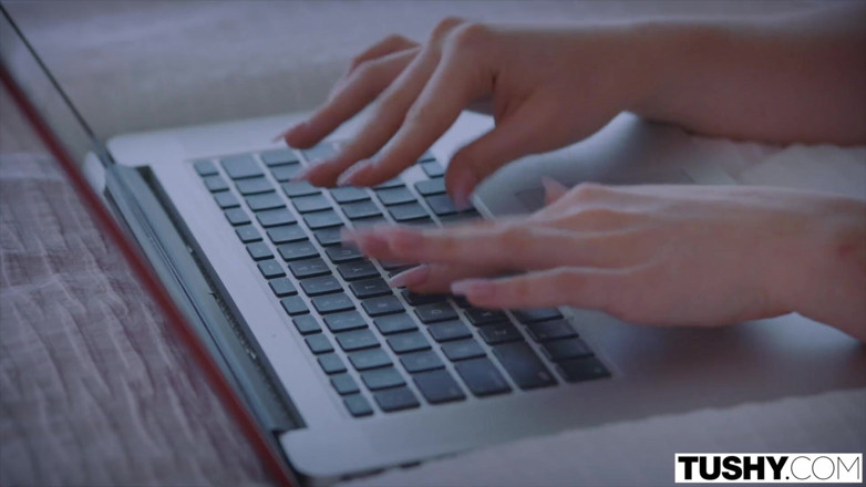 Tushy: Tushy Thicc 여대생은 선생님에게 따먹힐 때까지 멈추지 않을 것입니다.