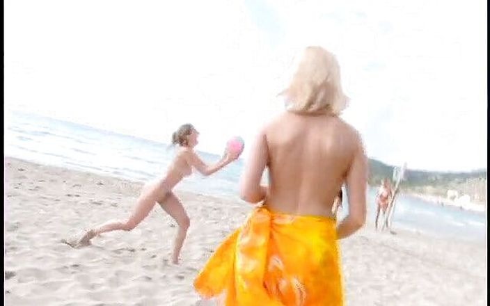 Lucky Cooch: Voleibol en topless en la playa