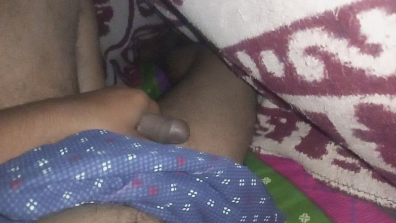 Sweet Indian cock: Indický gay kluk má venkovní masterbate