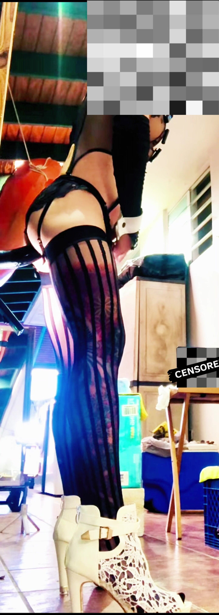 Benito414: Transgender seksi dalam stoking hitam menunggang dildo dubur di dinding