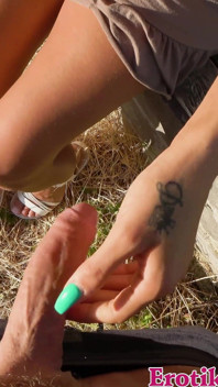 Bruna Tedesca Abbronzata Scopa All'aperto