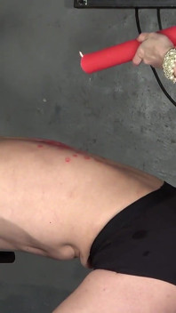 Puan menggunakan strap-on batang besar untuk kongkek muka dan kongkek dubur, kemudian penumbuk dubur, dan akhirnya melengkapkan fisting berganda
