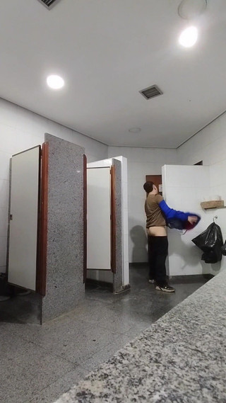 Marcosninfo: Sinema tuvaletinde kendimi teşhir yaparken neredeyse yakalanıyordum.