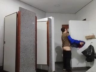Marcosninfo: Aku hampir kepergok pamer tubuhku di kamar mandi bioskop.