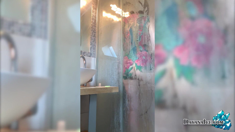 Dayana Ice: Une bombasse aux seins naturels se branle sous la douche